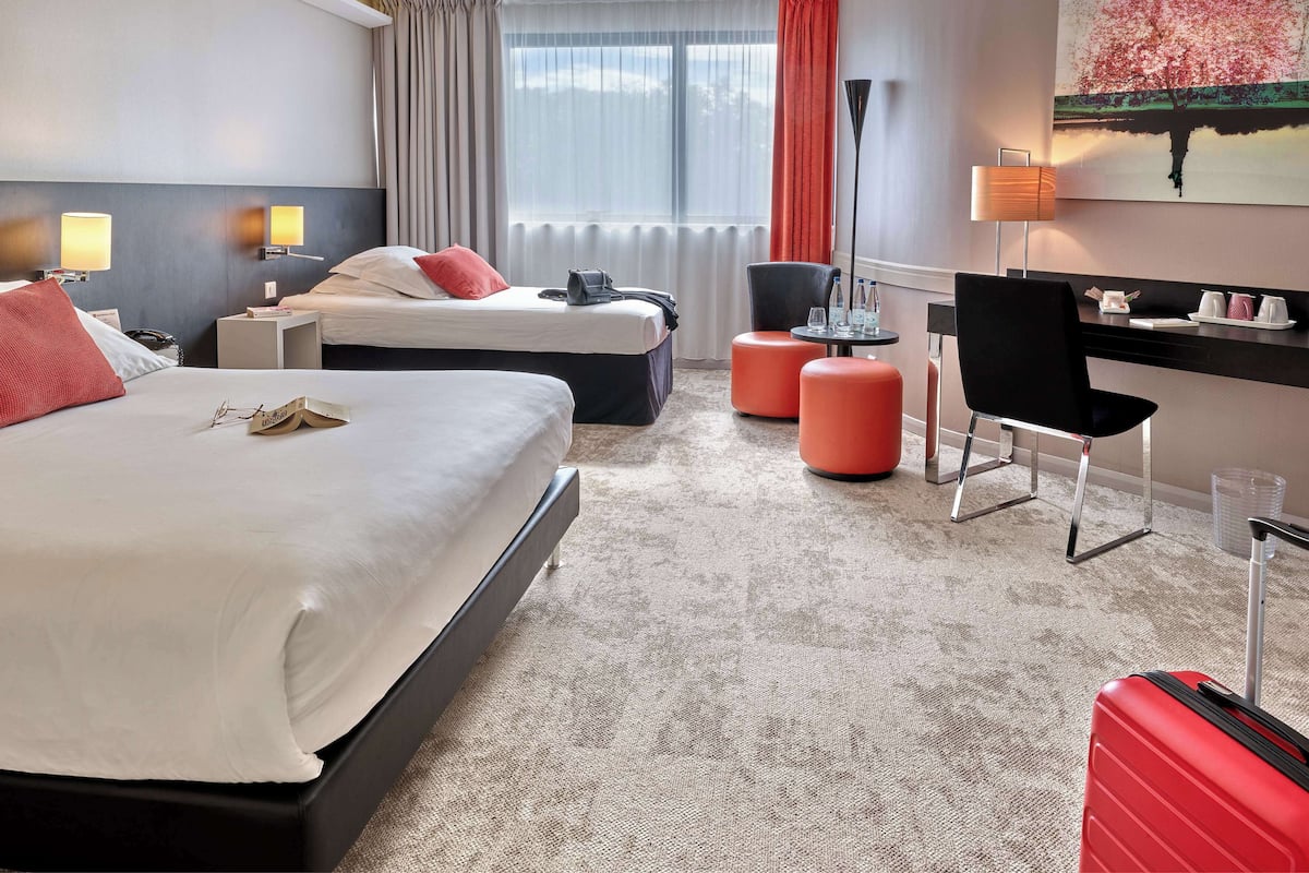 Premium bedding, in-room safe, laptop workspace, blackout curtains