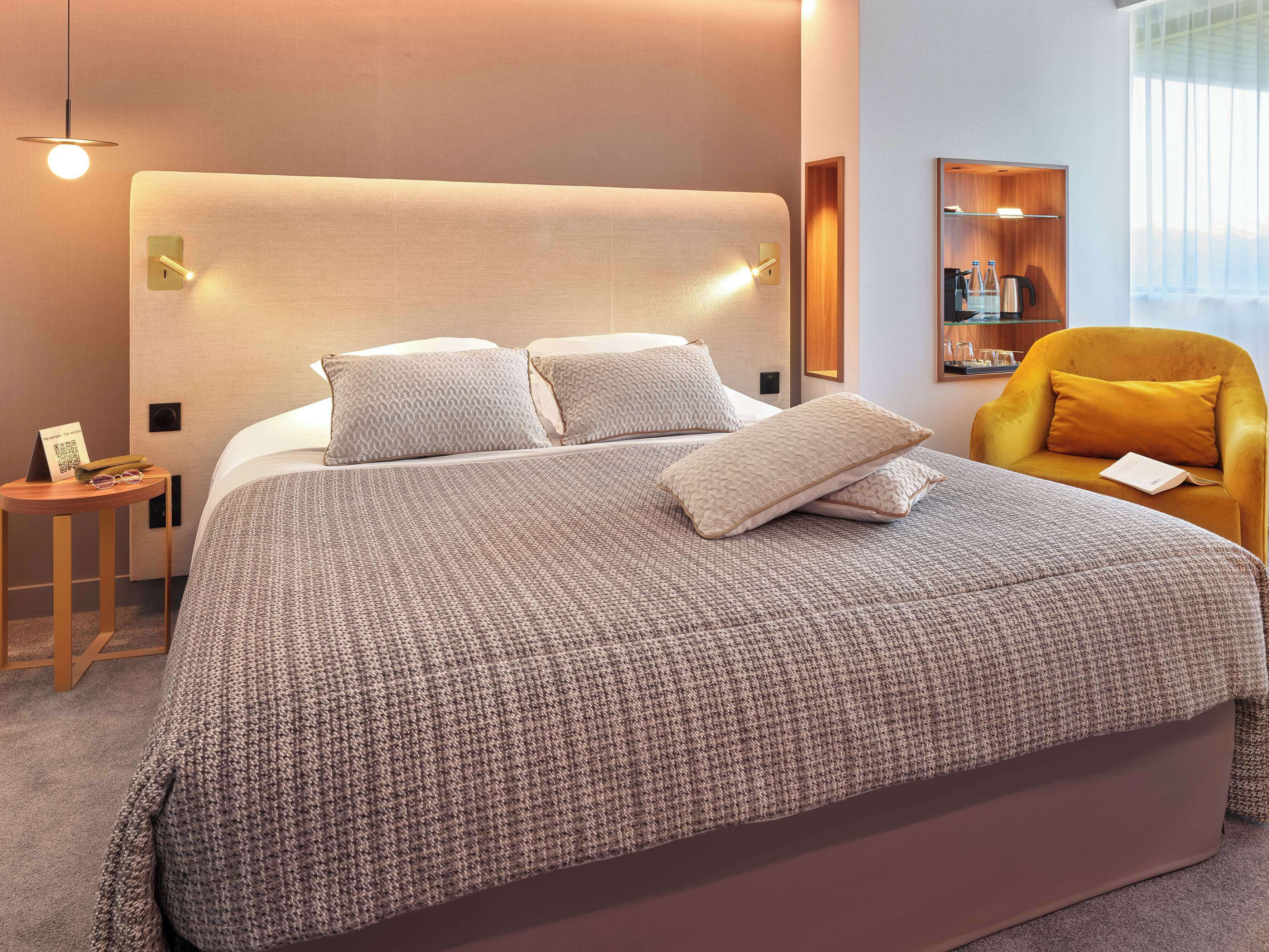 Premium kamer, 1 kingsize bed, niet-roken, uitzicht op golfbaan (Larger Room) | Luxe beddengoed, een kluis op de kamer, een laptopwerkplek