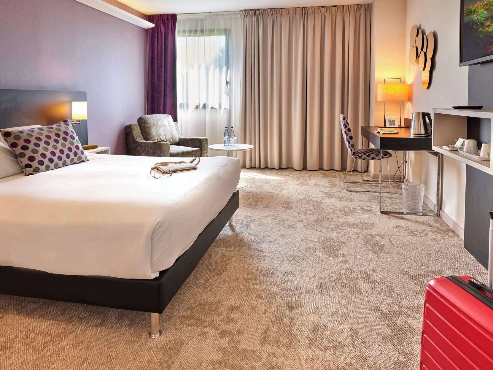 Premium bedding, in-room safe, laptop workspace, blackout drapes