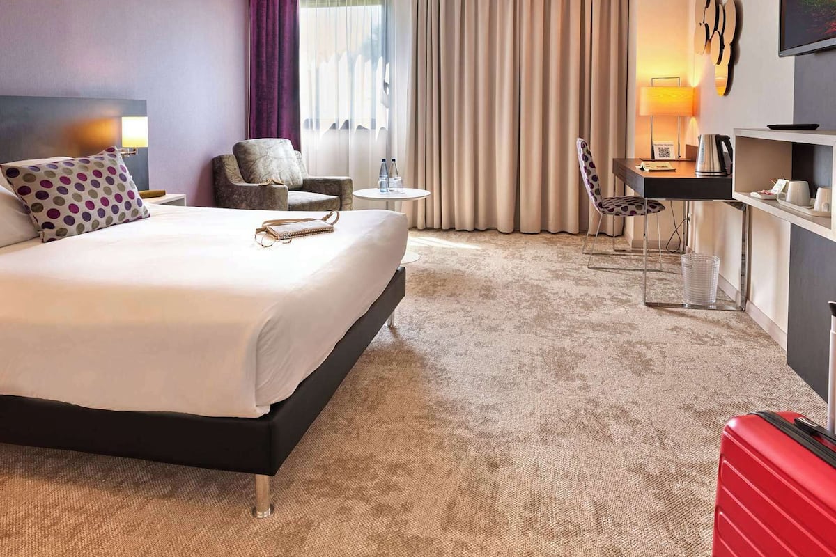 Premium bedding, in-room safe, laptop workspace, blackout drapes