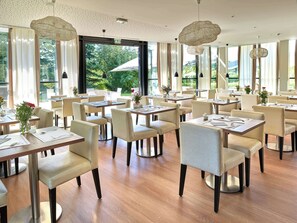 Daily cooked-to-order breakfast (EUR 18.50 per person)