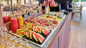 Daily cooked-to-order breakfast for a fee
