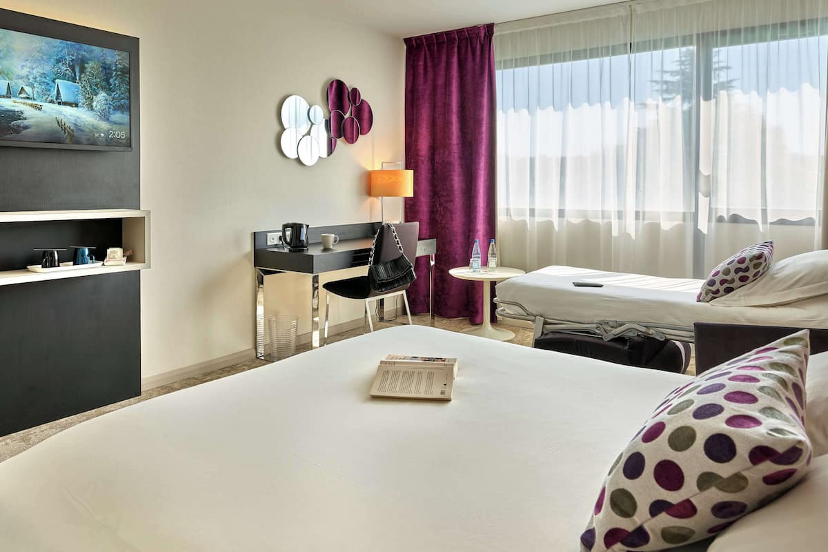 Premium bedding, in-room safe, laptop workspace, blackout curtains