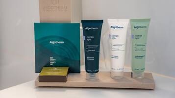 Presentación de productos Algotherm que incluye gel de ducha, crema corporal y acondicionador.