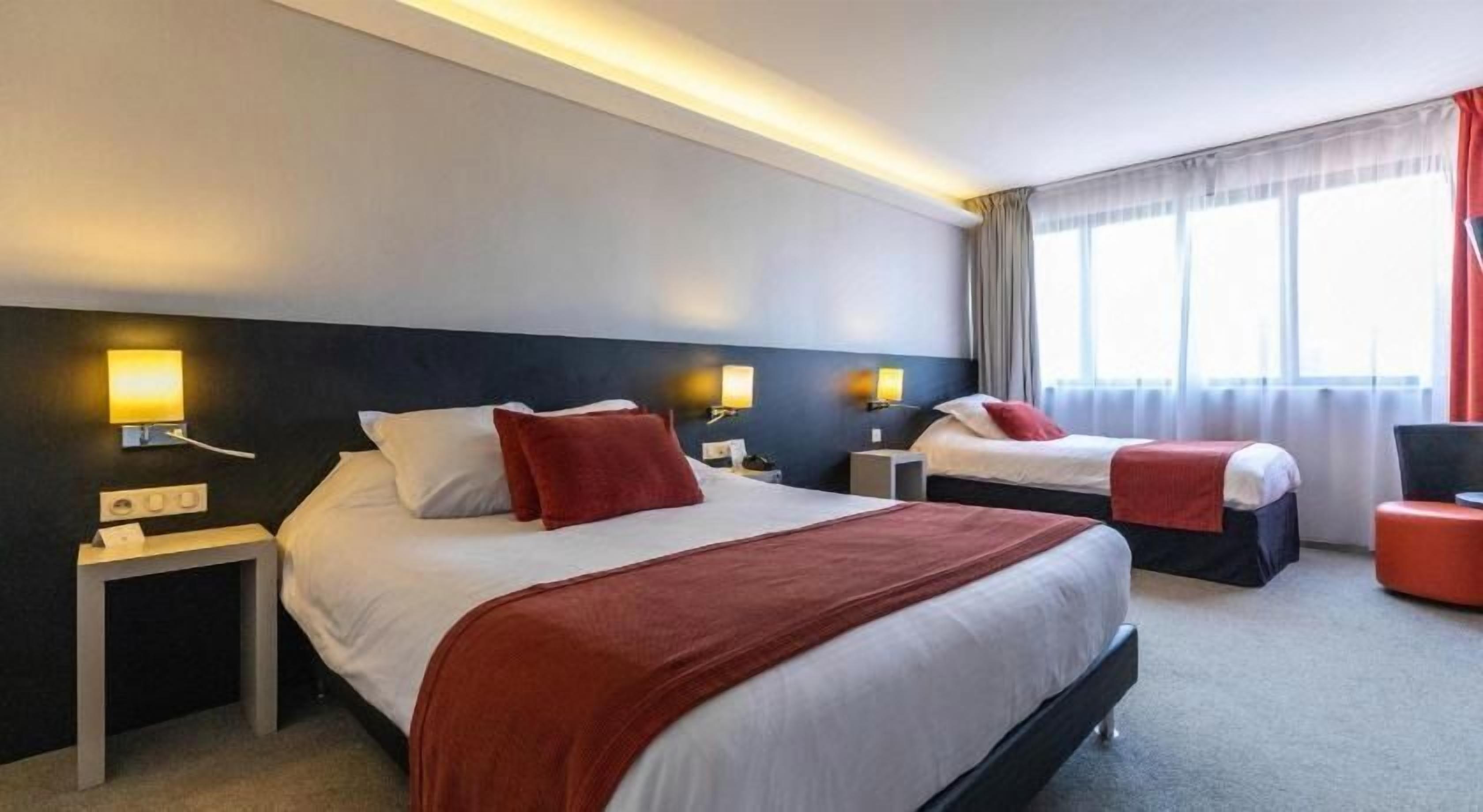 Premium bedding, in-room safe, laptop workspace, blackout drapes