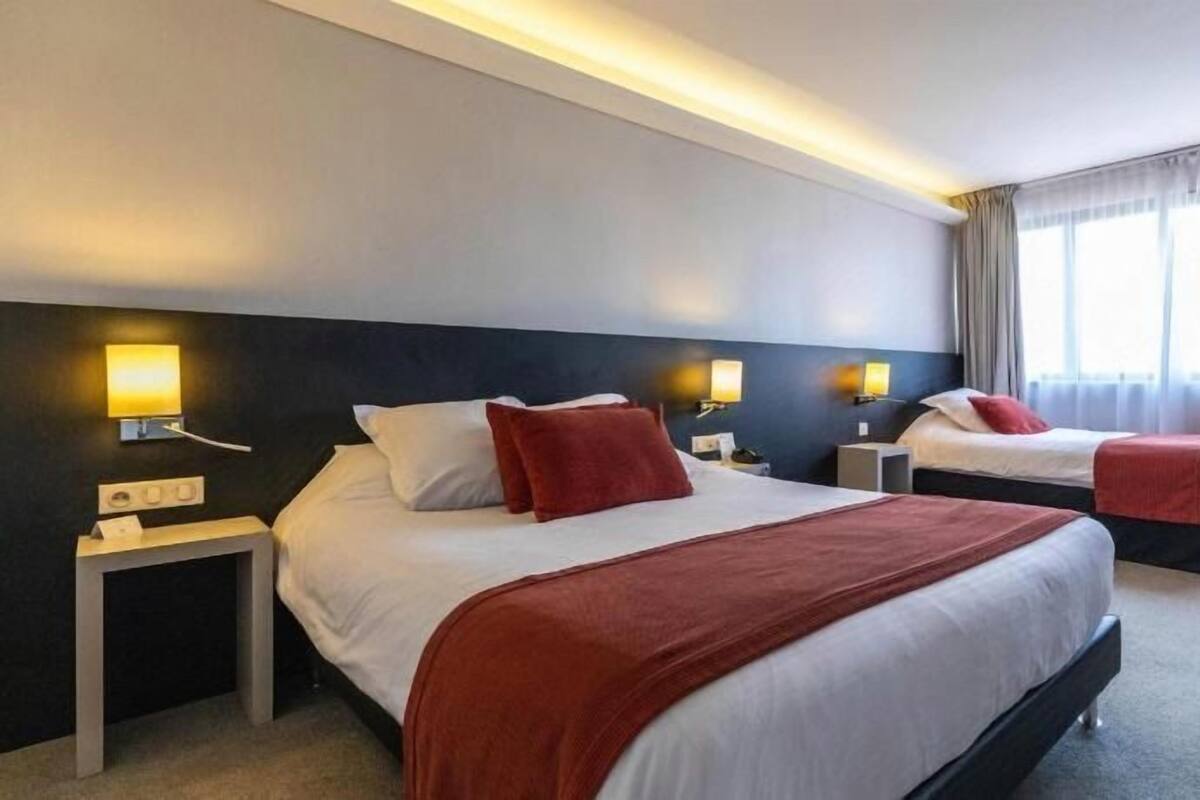 Premium bedding, in-room safe, laptop workspace, blackout drapes