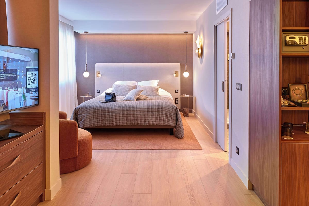 junior suite, 1 king bed, non smoking (larger room;with sofabed) | 1 bedroom, premium bedding, in-room safe, laptop workspace