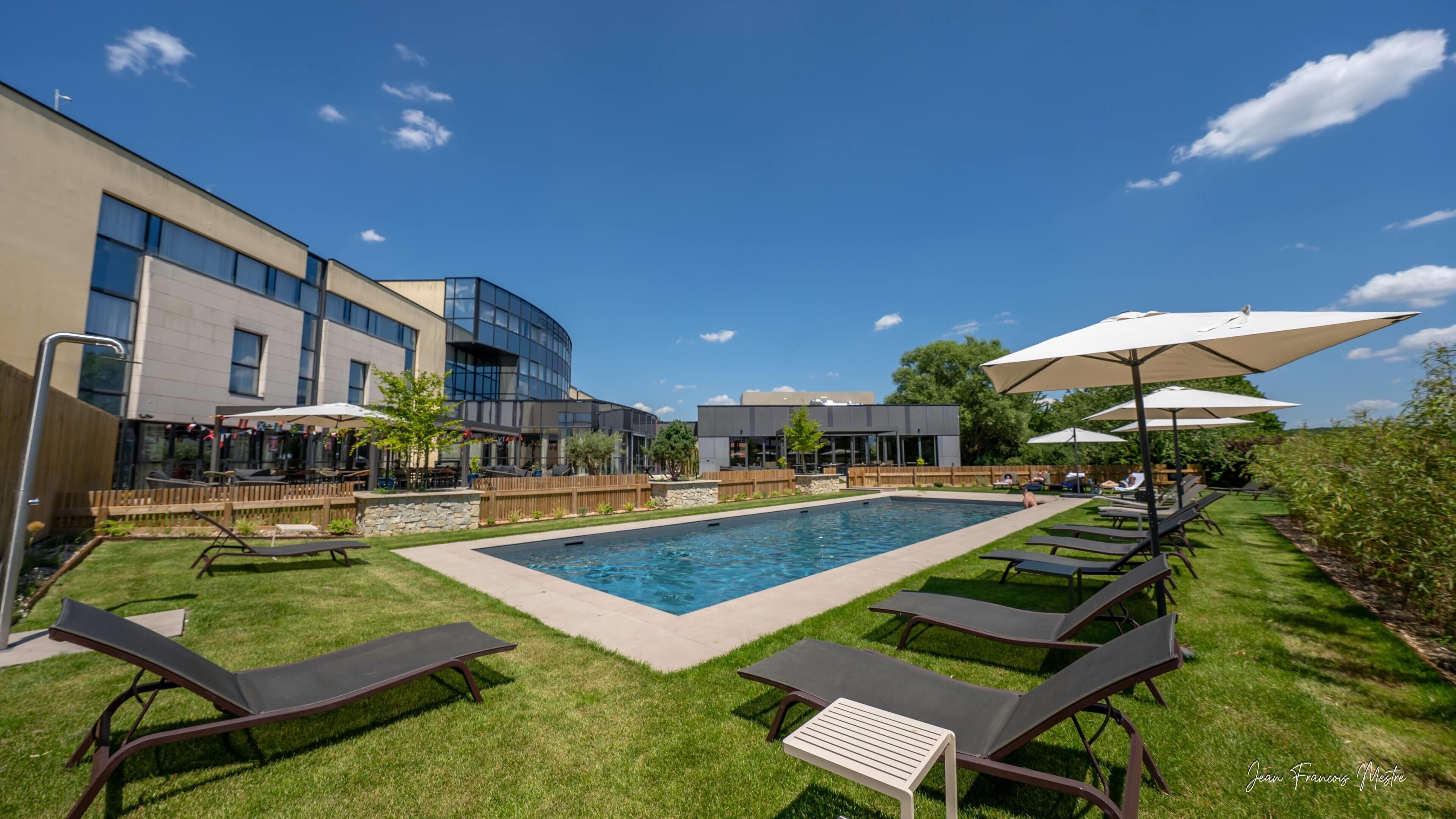 Piscina externa sazonal, espreguiçadeiras