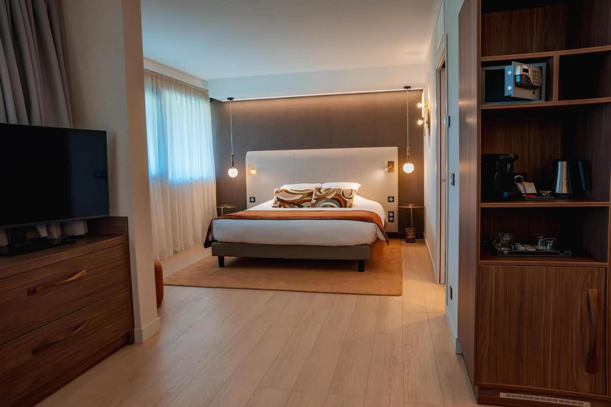 Junior Suite, 1 King Bed, Non Smoking (Larger Room;with Sofabed) | Premium bedding, in-room safe, laptop workspace, blackout drapes
