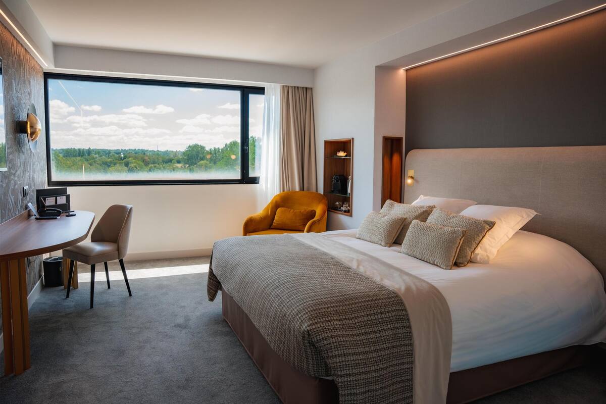 Premium Room, 1 King Bed, Non Smoking, Golf View (Larger Room) | Premium bedding, in-room safe, laptop workspace, blackout drapes