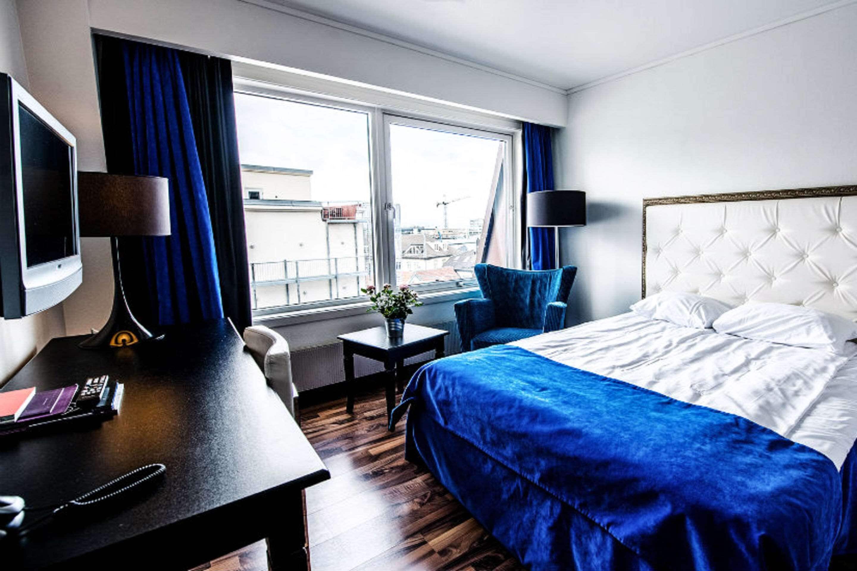 desk, laptop workspace, blackout curtains, cots/infant beds