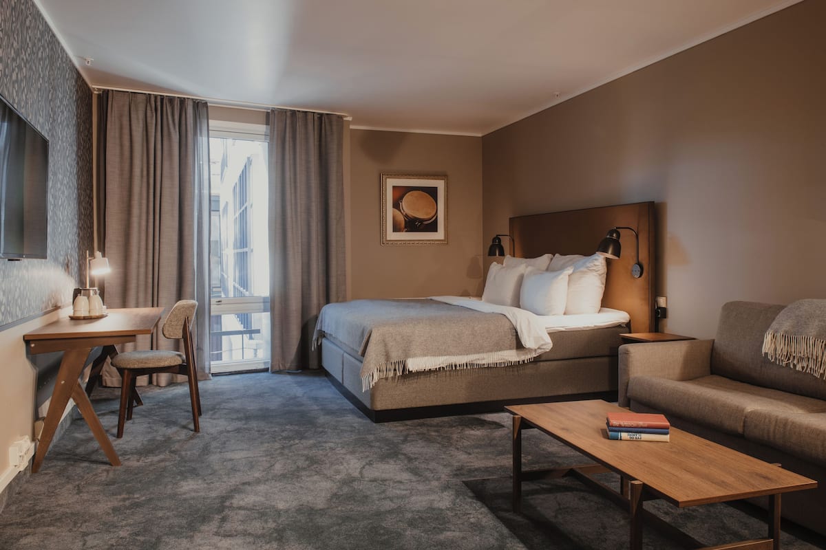 Perhehuone, 1 parisänky ja vuodesohva | Työpöytä, kannettavalle tietokoneelle sopiva työtila, pimennysverhot