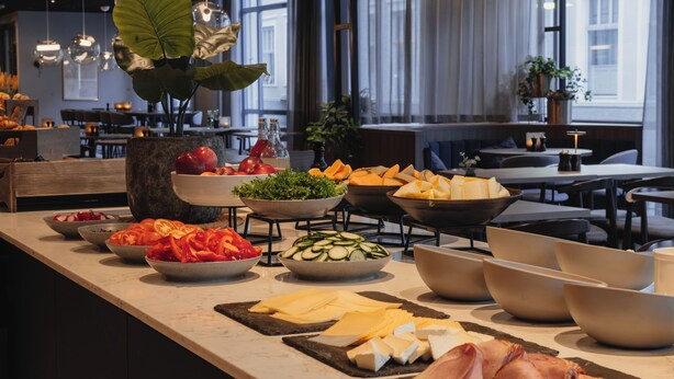 Una mesa de buffet con diversos alimentos y tazones.