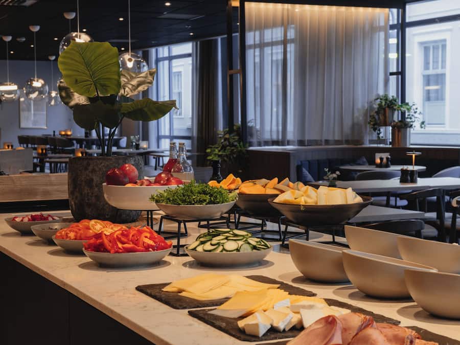 Café da manhã com buffet grátis todos os dias