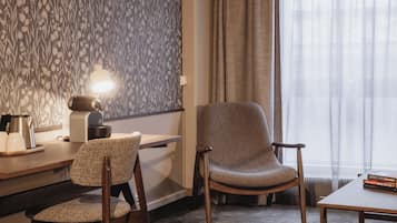 Deluxe Room, 1 Double Bed | Living area | 37-inch flat-screen TV with cable channels