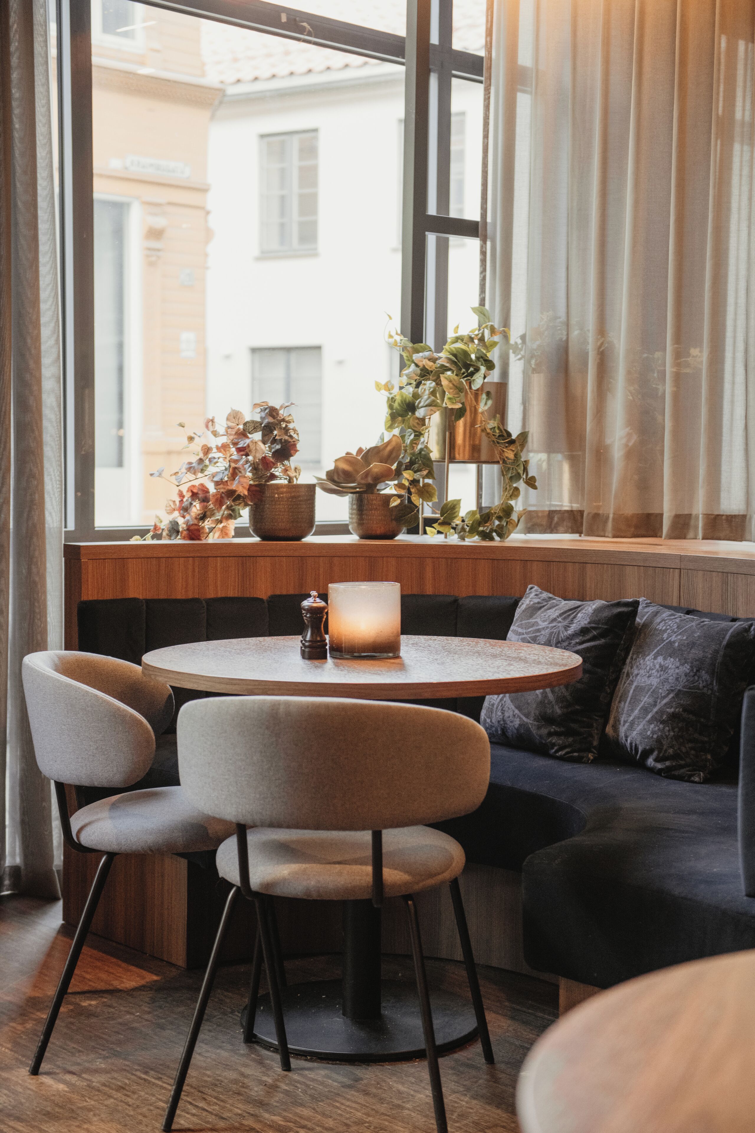 Un coin salon confortable avec une table ronde, des chaises et un canapé.