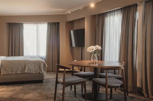 Escritorio, espacio para trabajar con laptop, cortinas blackout y cunas