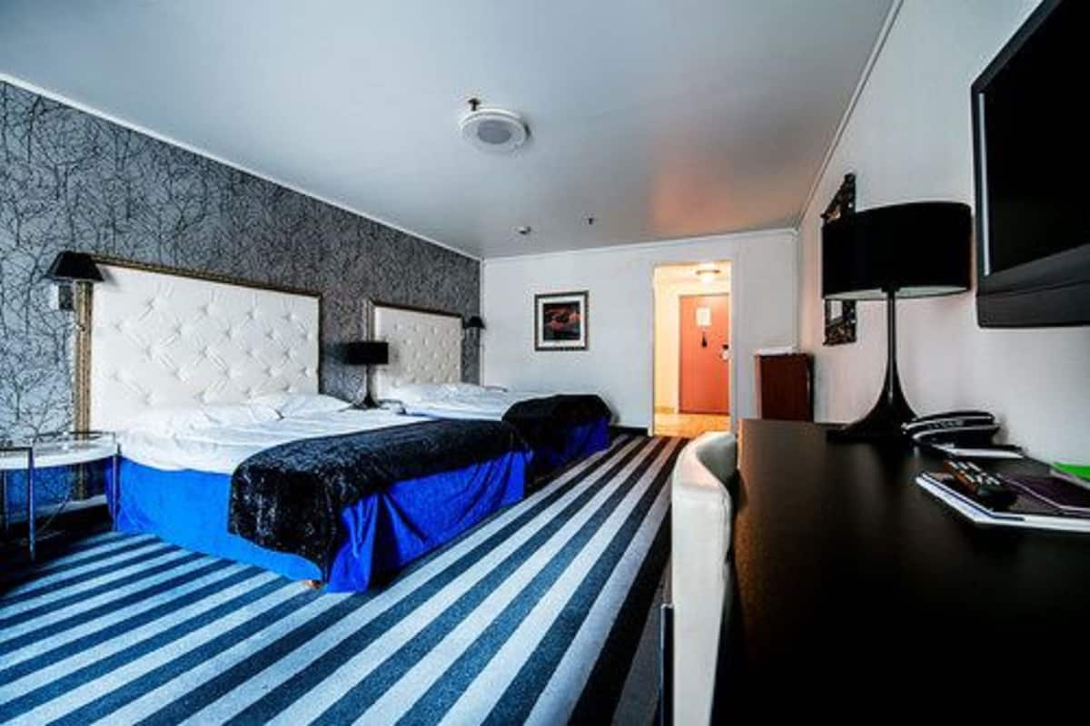 family room, 2 double beds | desk, laptop workspace, blackout curtains, cots/infant beds