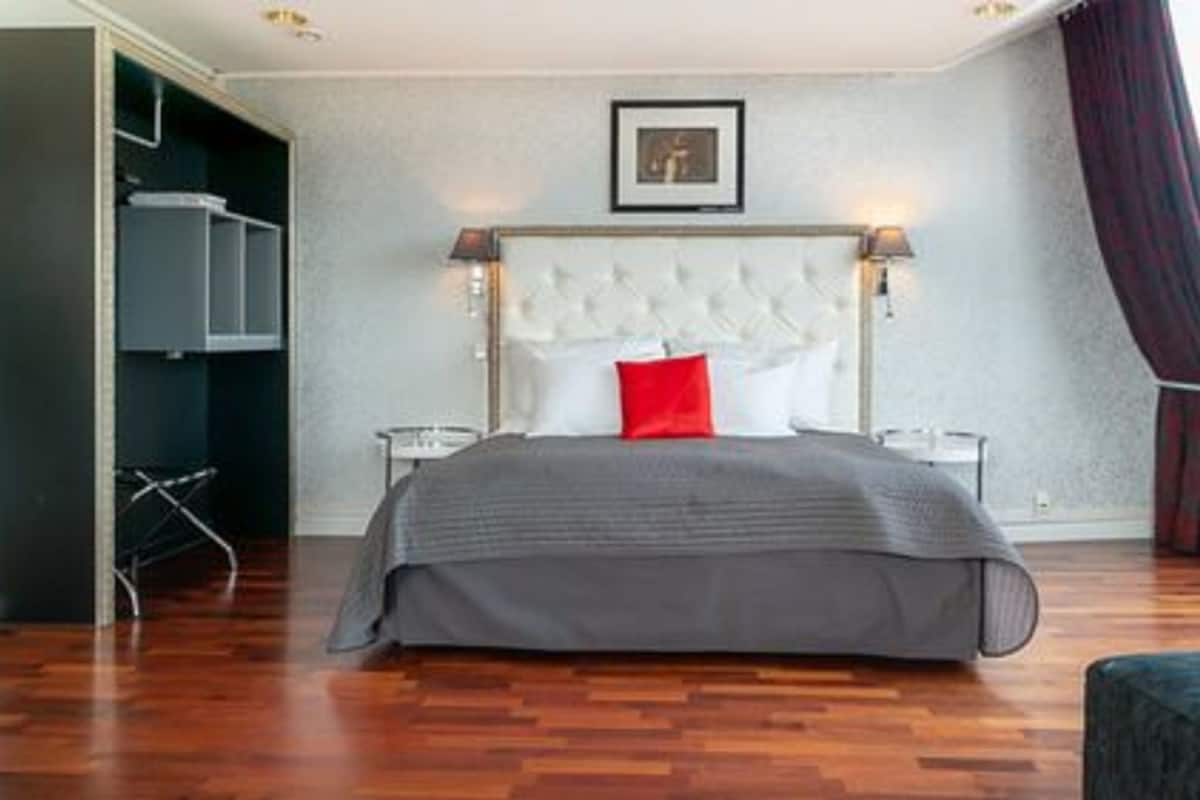 Suite estudio, 1 cama matrimonial | Escritorio, espacio para trabajar con laptop, cortinas blackout y cunas
