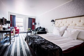 Escritorio, espacio para trabajar con laptop, cortinas blackout y cunas