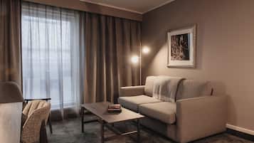 Deluxe Room, 1 Double Bed | Living area | 37-inch flat-screen TV with cable channels