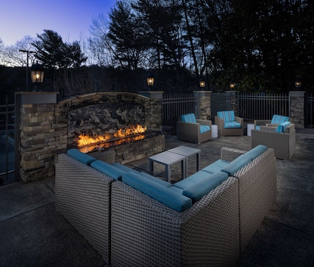 Terrace/patio. Hampton Inn Asheville-Tunnel Rd.