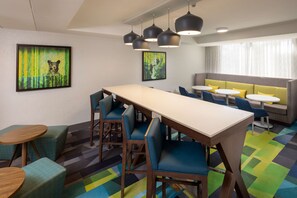 Free daily buffet breakfast - Hampton Inn Asheville-Tunnel Rd. (Asheville)