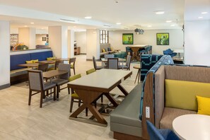 بوفيه فطور مجانًا يوميًا