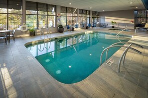 Piscine couverte, chaises longues