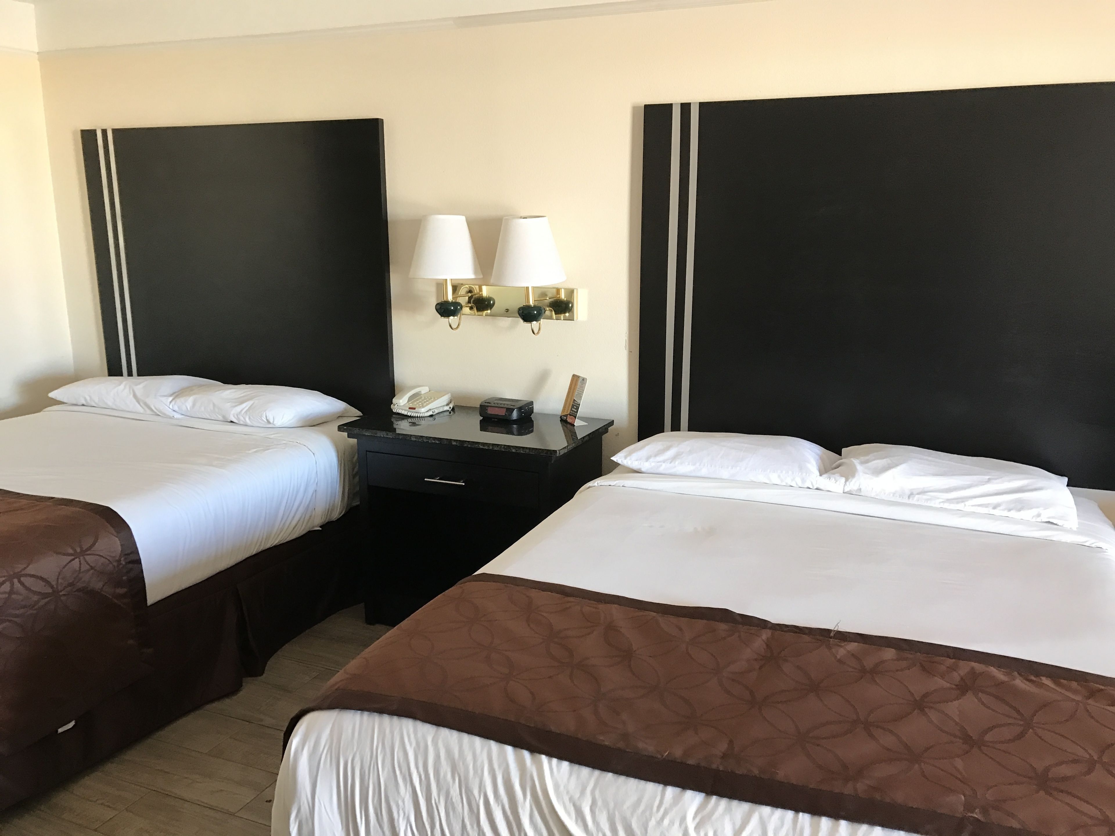Escritorio, cortinas blackout y tabla de planchar con plancha 