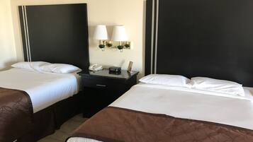 Escritorio, cortinas blackout y tabla de planchar con plancha
