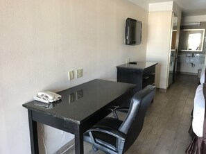 Skrivbord, mörkläggningsgardiner, strykjärn/strykbräda och gratis wi-fi