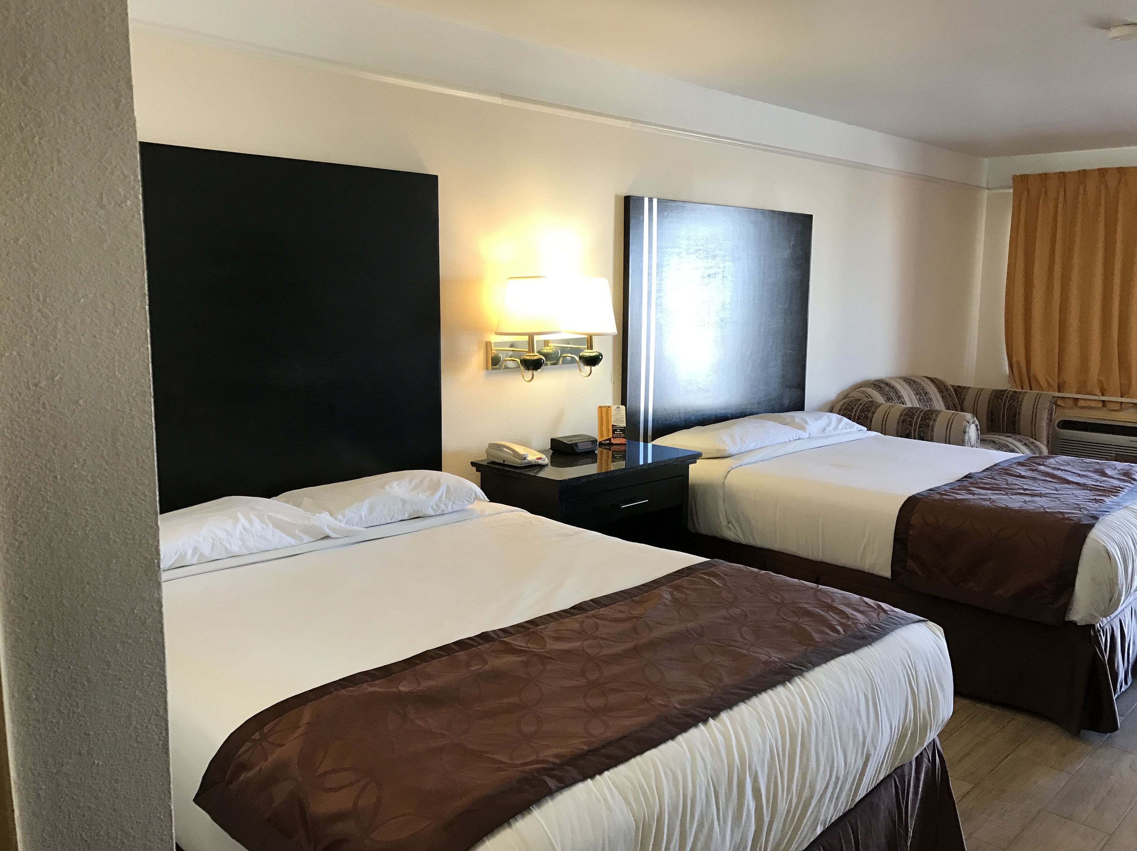 Escritorio, cortinas blackout y tabla de planchar con plancha 