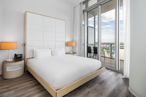 Chambre Standard, 1 très grand lit, vue baie