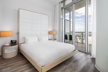 Bay View King | Egyptian cotton sheets, premium bedding, pillowtop beds, minibar at The Grayson Miami Downtown