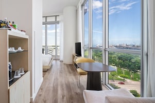 Standard Room, 1 King Bed, Bay View | Egyptian cotton sheets, premium bedding, pillowtop beds, minibar