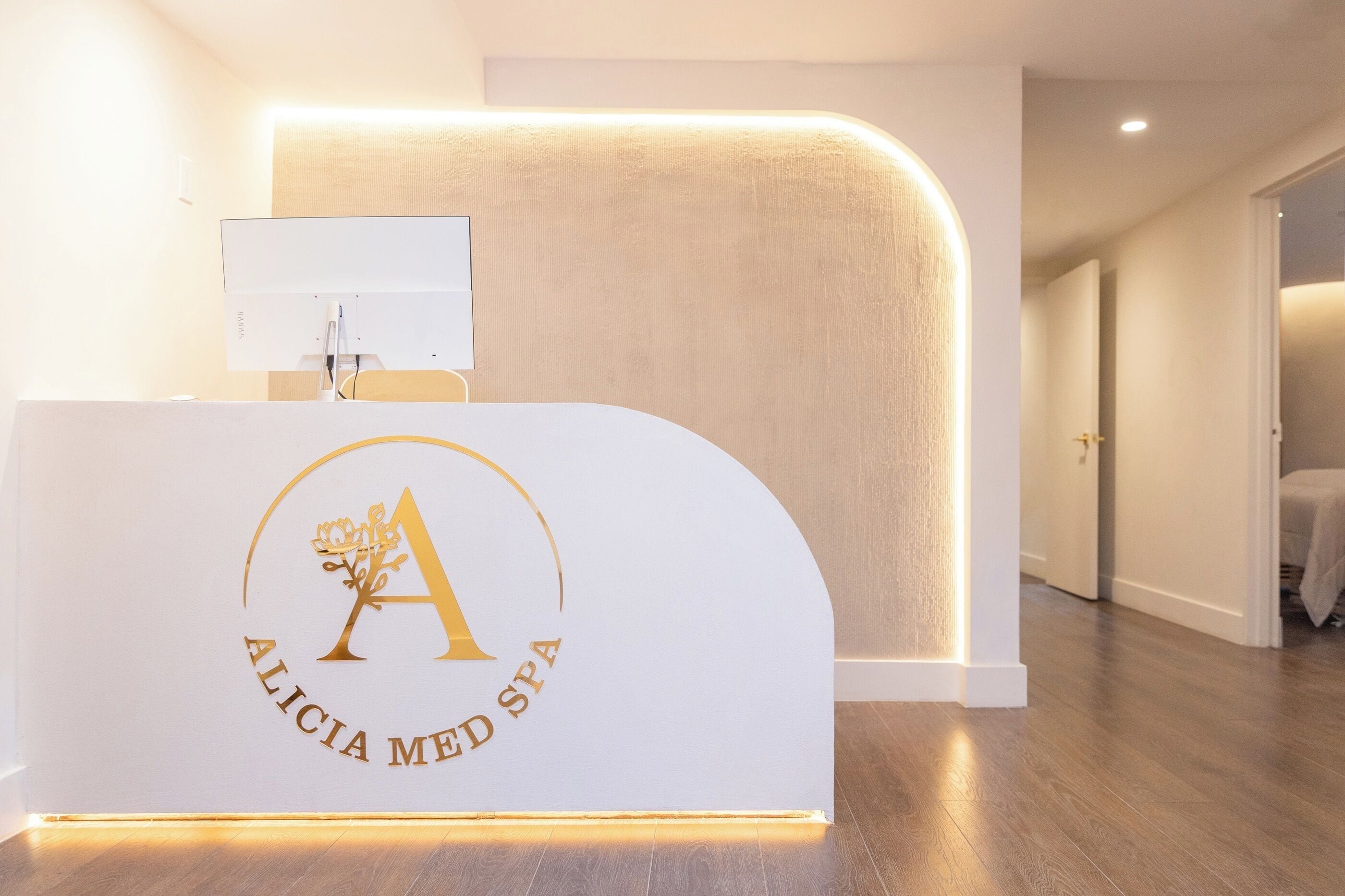 Un mostrador de recepción con un logotipo y un televisor de pantalla plana.