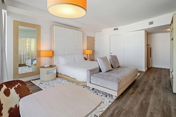 Egyptian cotton sheets, premium bedding, pillowtop beds, minibar at The Grayson Miami Downtown