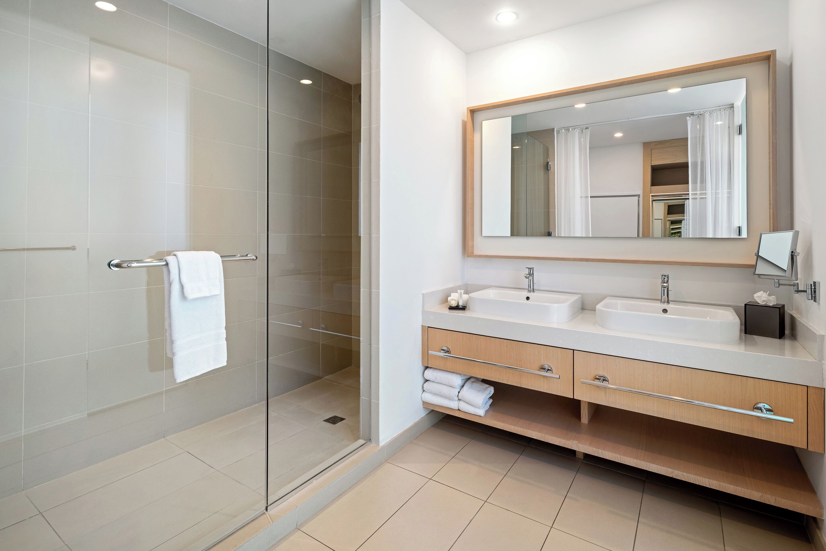 Designer-Toilettenartikel, Haartrockner, Bademäntel, Hausschuhe
