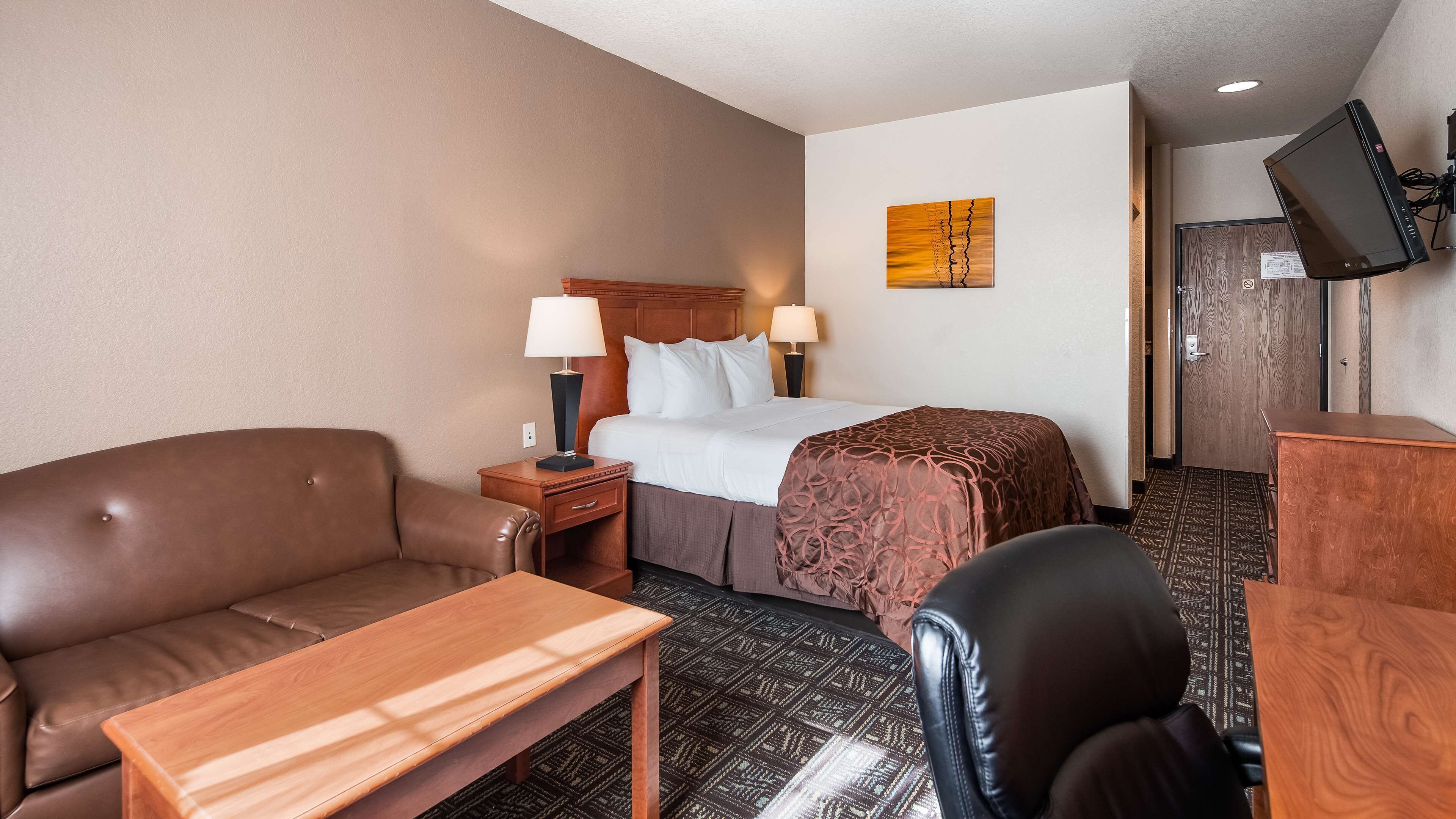 Bureau, fer et planche à repasser, lits bébé (gratuits)