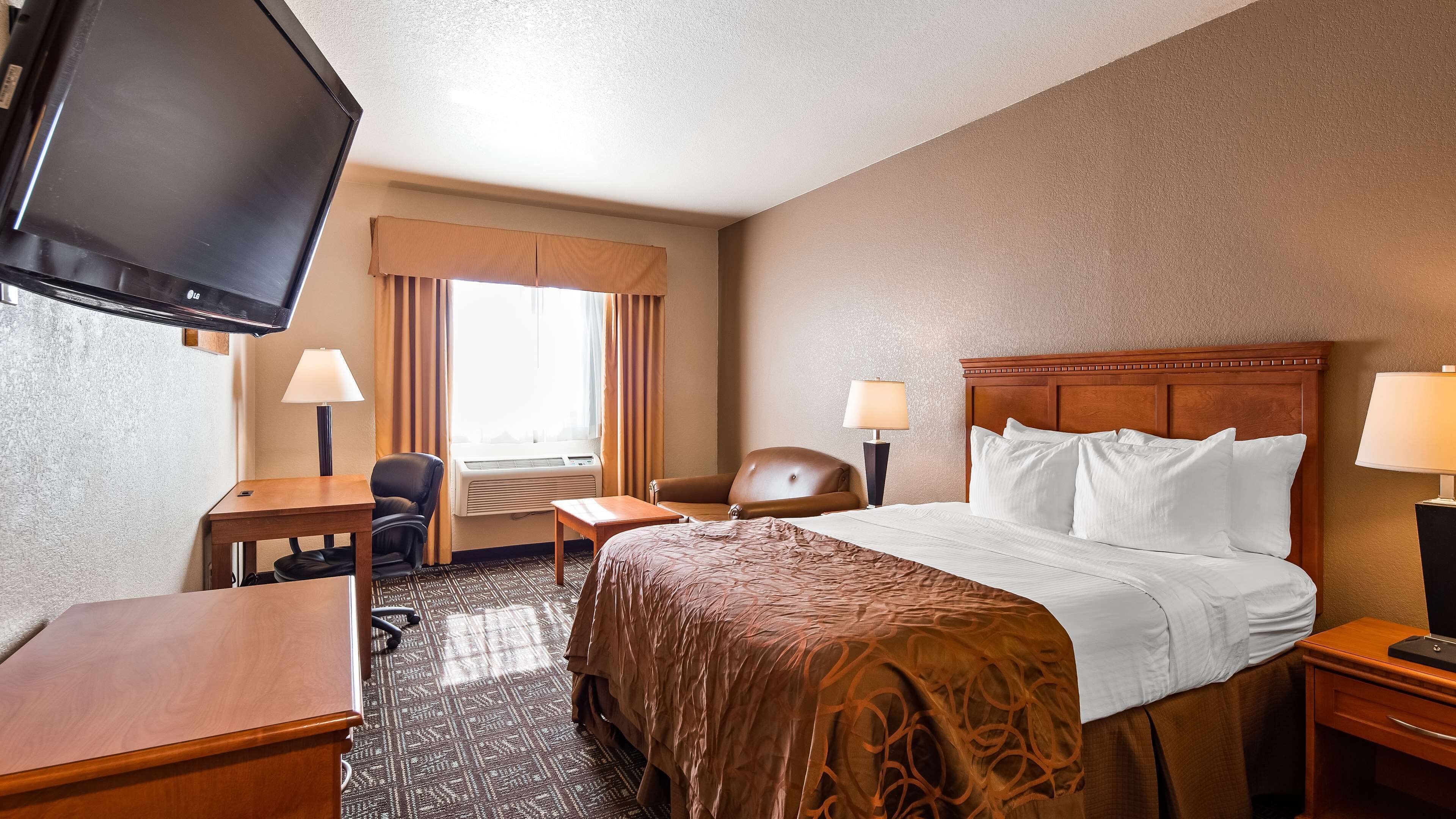 Bureau, fer et planche à repasser, lits bébé (gratuits)