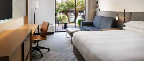 Camera, 1 letto king con divano letto, vista piscina | Biancheria da letto di alta qualità, copriletto in piuma