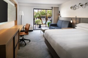 Room, 1 Katil Raja (King) dengan Katil Sofa, Pool View | Peralatan tempat tidur premium, gebar bulu kapas, tilam berlapik 