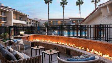 2 restaurantes, se sirven desayunos, comidas, cenas y cocina americana