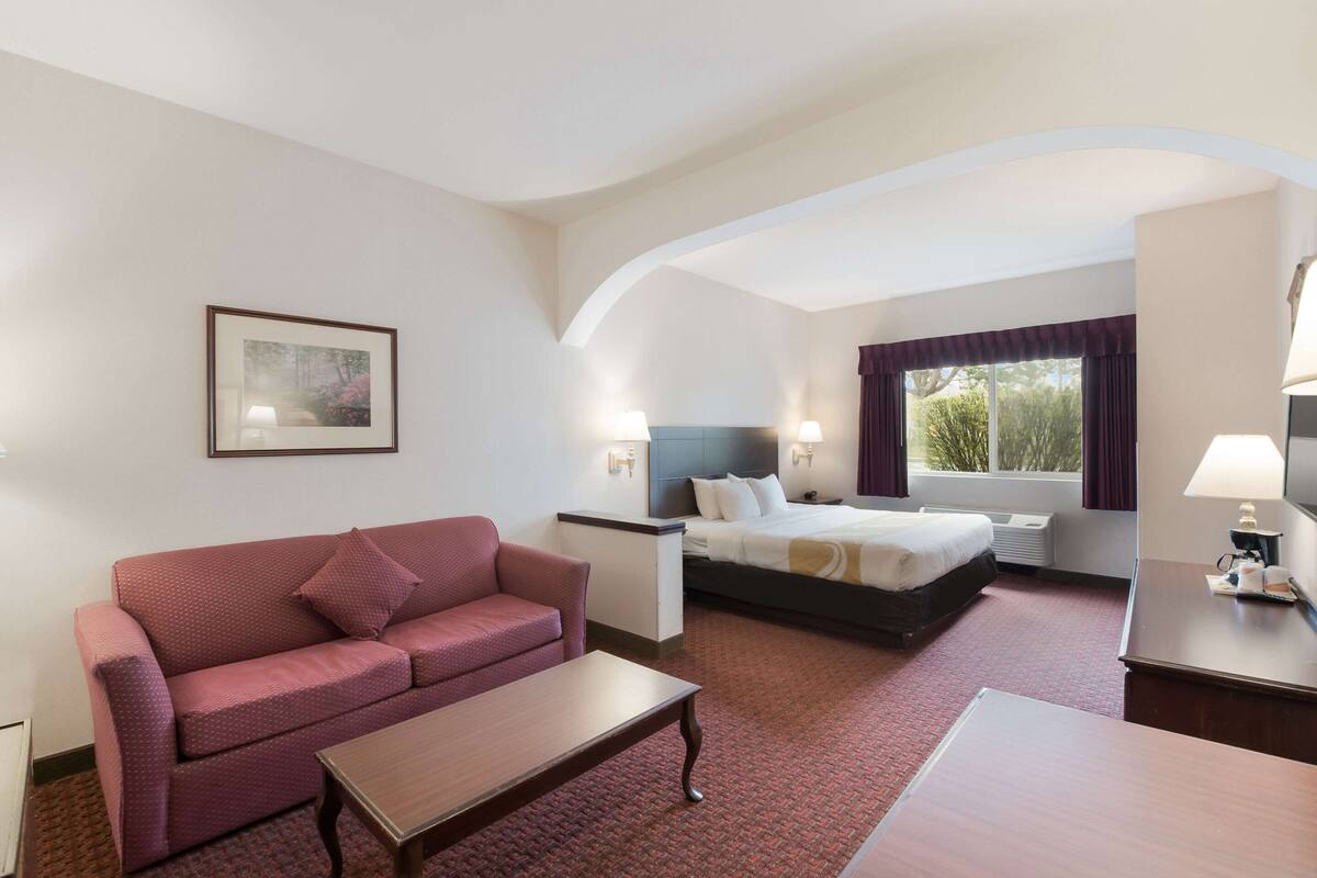 Phòng Suite, bồn tắm thủy lực | Bộ đồ giường cao cấp, bàn, khu vực làm việc phù hợp cho laptop 