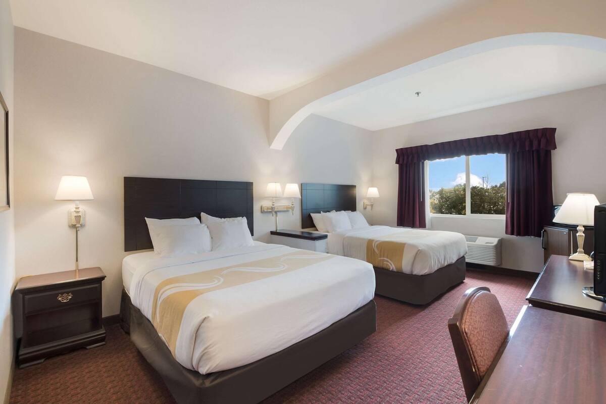 Phòng Suite, 2 giường cỡ queen, không hút thuốc | Bộ đồ giường cao cấp, bàn, khu vực làm việc phù hợp cho laptop 
