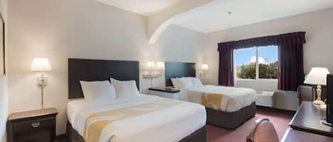 Suite, 2 camas Queen size, para no fumadores | Ropa de cama de alta calidad y escritorio