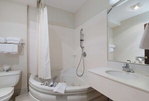 Suite, Jetted Tub | Premium bedding, desk, laptop workspace, iron/ironing board - Quality Inn Grand Suites Bellingham (Bellingham)