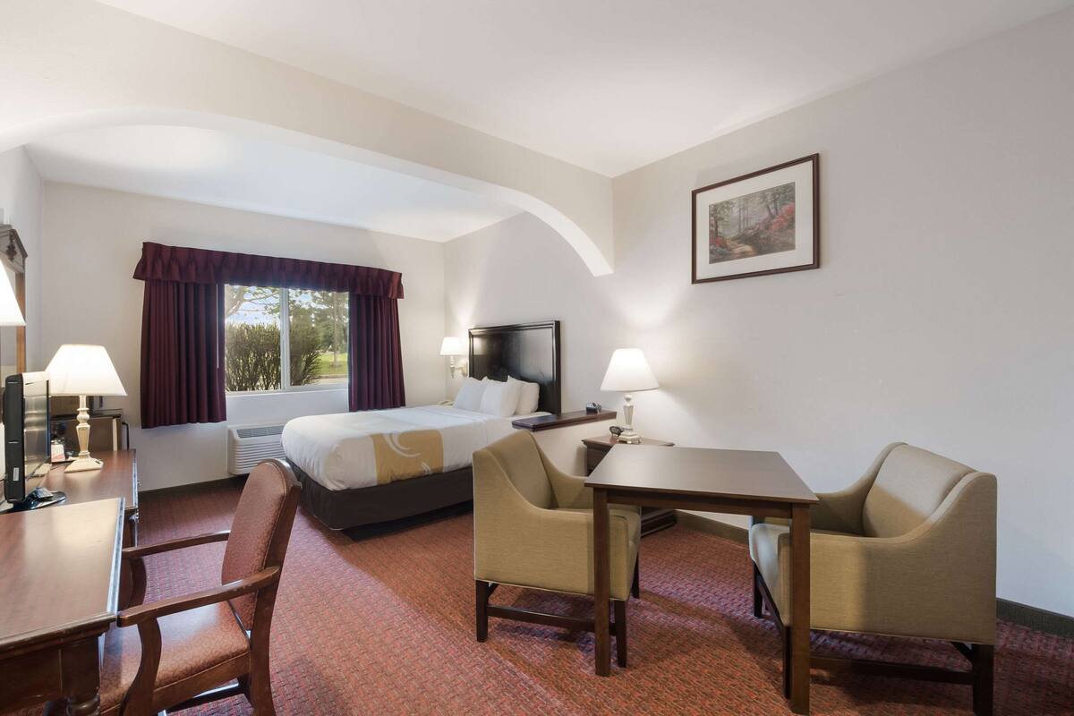 Phòng Suite, 1 giường cỡ queen, không hút thuốc (Pet Friendly) | Bộ đồ giường cao cấp, bàn, khu vực làm việc phù hợp cho laptop 