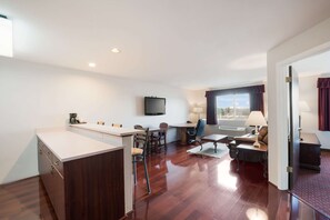 أغطية فراش متميزة ومكتب ومساحة عمل للكمبيوتر المحمول ومكواة/لوح كي